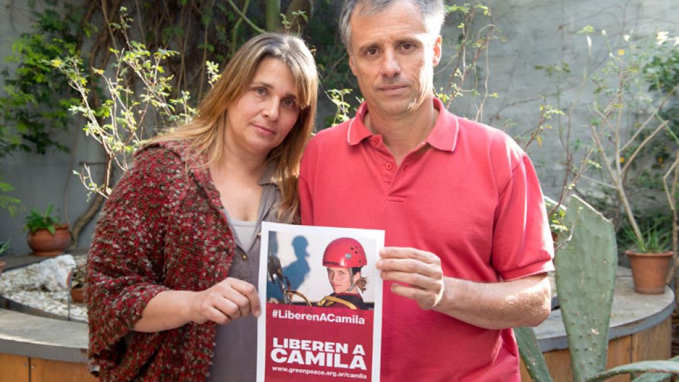 Liberen a nuestra hija. Los Speziale, ayer en la sede porteña de la organización ecologista.