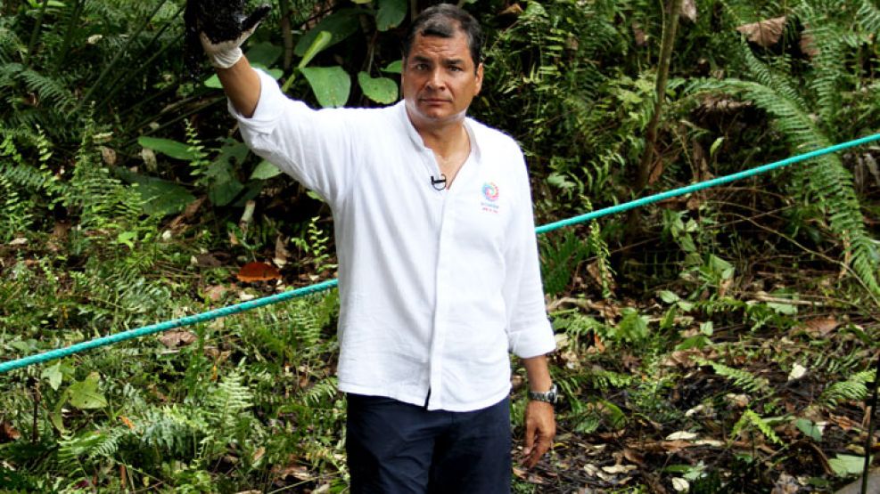 Mano sucia. Correa viajó a la Amazonia ecuatoriana para iniciar una campaña contra Chevron.