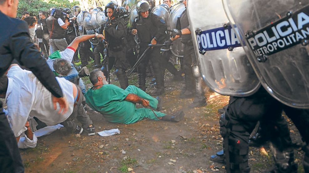 Salvaje. En el desalojo al taller fueron heridas 50 personas.