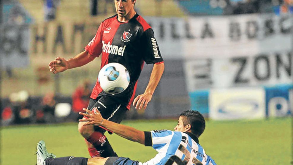 Se va. Pablo Pérez, anoche intermitente, se escapa de Luis Ibáñez. Los rosarinos se afirman arriba.