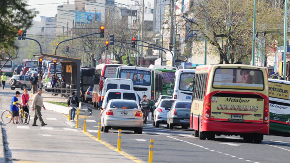 Tráfico. Una postal cotidiana en la zona: colectivos, taxis y autos a paso de hombre, mientras el carril exclusivo está vacío.