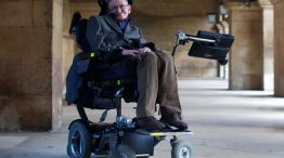 Genio. Stephen Hawking fue diagnosticado a los 21 años con una enfermedad neuro motora.