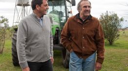Tractorazo. El candidato y el senador compartieron ayer un asado en un campo de San Nicolás.