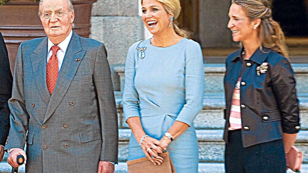 Activa. En la apertura de sesiones del parlamento holandés, con vestido dorado en composé con el trono de reina, y el jueves en España con el rey Juan Carlos y la infanta Elena (foto).