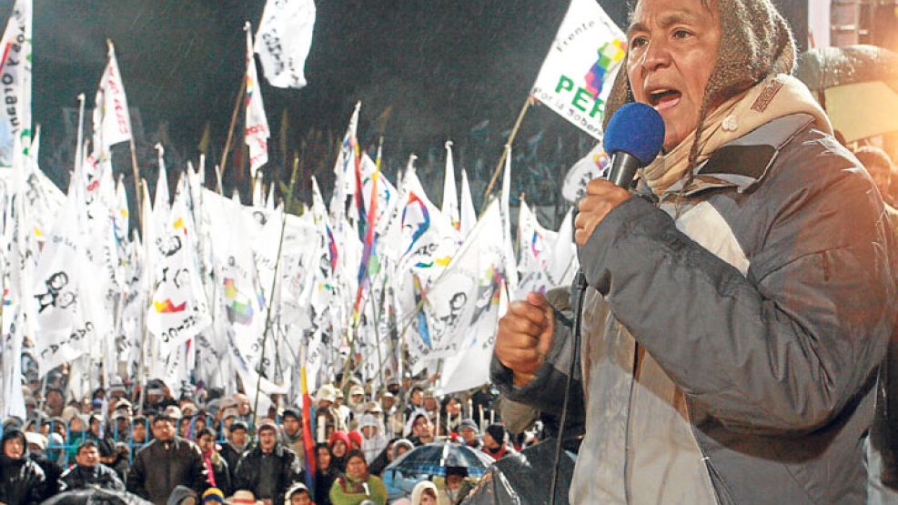 Acto. El martes, bajo una fuerte lluvia, Sala se lanzó a octubre.