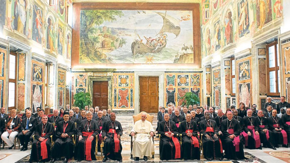 Nueva etapa. Bergoglio ascendió al responsable de la llamada “escuela de nuncios” y al secretario del cónclave que lo eligió Sumo Pontífice. Ayer, Francisco se reunió en el Vaticano con miembros del C