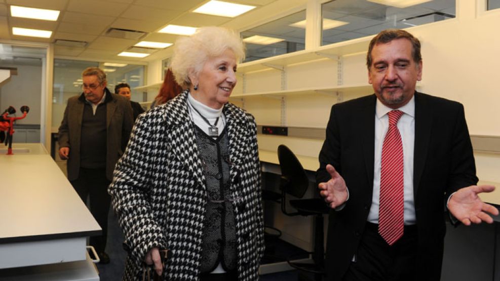 Estela de Carlotto junto al ministro de ciencia y tecnología Lino Barañao en el Banco Nacional de Datos Genéticos (foto de archivo).