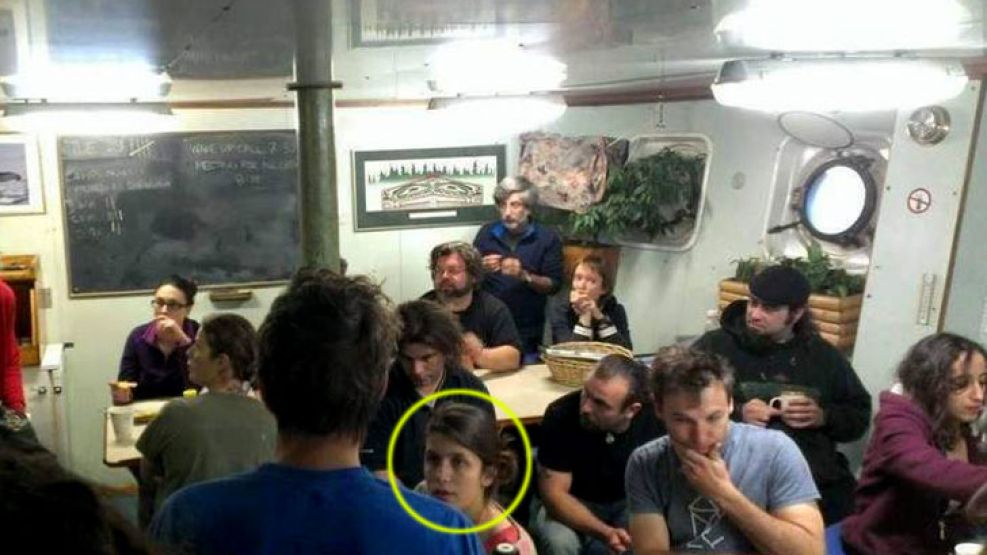 La argentina Camila Speziale junto al resto de los ambientalistas en el "Arctic Sunrise", la embarcación de Greenpeace que fue remolcada por autoridades rusas. 