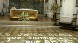 "La única iglesia que ilumina es la que arde", se lee en la pintada de piso de la Iglesia San Ignacio de Loyola.