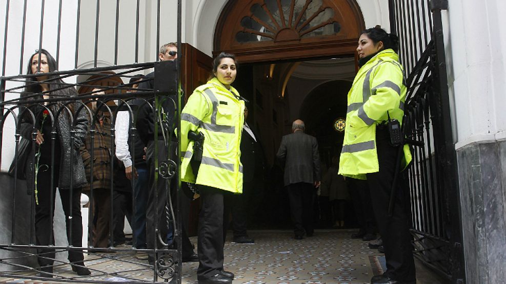 Agentes de la Policía Metropolitana custodian la entrada a la Iglesia San Ignacio de Loyola.