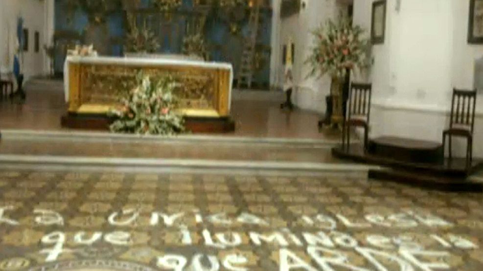 "La única iglesia que ilumina es la que arde", se lee en la pintada de piso de la Iglesia San Ignacio de Loyola.