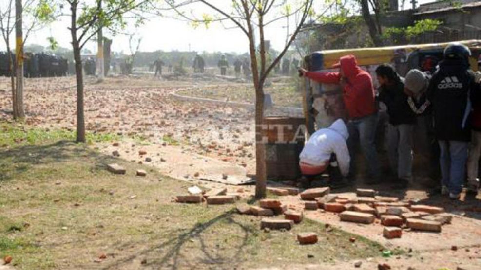 El predio donde funcionaba una fábrica y se instalaron hace pocas semanas 100 familias sin viviendas. Todo terminó con graves incidentes.