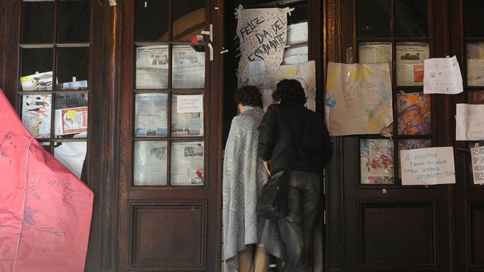 El rector del Colegio Nacional de Buenos Aires, Gustavo Zorzoli, ratificó hoy que deben ser expulsados los cinco alumnos que atacaron el templo.