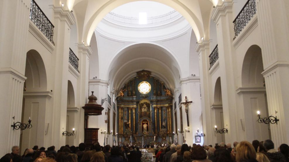 La primera iglesia porteña se erigió en 1608 en el terreno que actualmente ocupa la Plaza de Mayo.