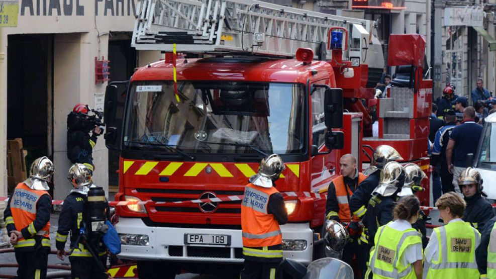 Los bomberos trabajan en la vieja estación de servicio donde se provocó el estallido.