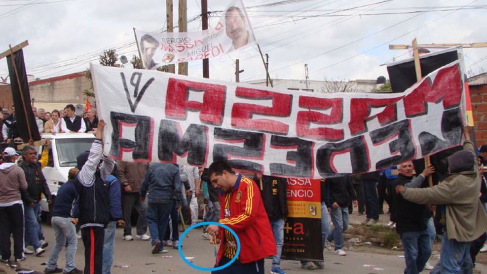 Primer ataque. La emboscada fue sobre la calle Espinosa. Allí se arrojaron piedras y había agresores con gomeras y nunchako.