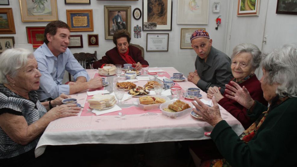 Los candidatos PRO, en la casa de jubiladas. 