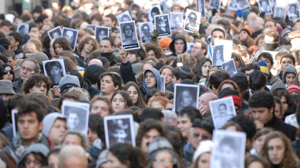 Memoria. Familiares de las víctimas en un aniversario.