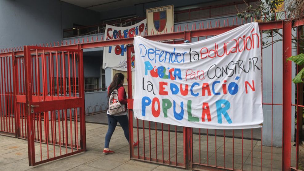 Ocupado. El colegio Lenguas Vivas de Recoleta fue ayer el centro de reunión de los estudiantes.