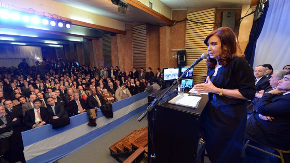 RELACION. La Presidenta envía mensajes conciliadores. Pero Moreno amenaza porque necesita dólares.