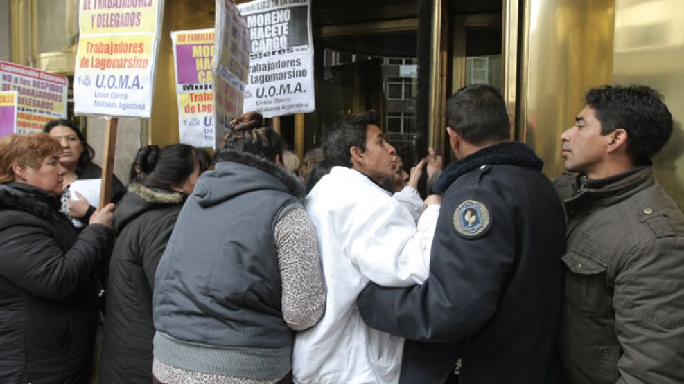 Los empleados del molino Andrés Lagomarsino intercambiaron empujones y hasta golpes de puño con los guardias de seguridad de que intentaron impedirles el acceso.