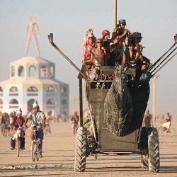 Si te pusiste a leer esta nota esperando una explicación exacta de lo que es "Burning Man" te equivocaste. Nosotros tampoco tenemos la respuesta. Nacido como una experiencia libertadora y cuasireligiosa en una playa nudista de San Francisco, mutó a