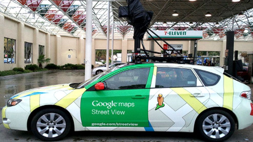 El servicio funciona gracias a automóviles cargados con cámaras especiales, que toman imágenes panorámicas mientras recorren las calles de la ciudad a unos 60 kilómetros por hora.