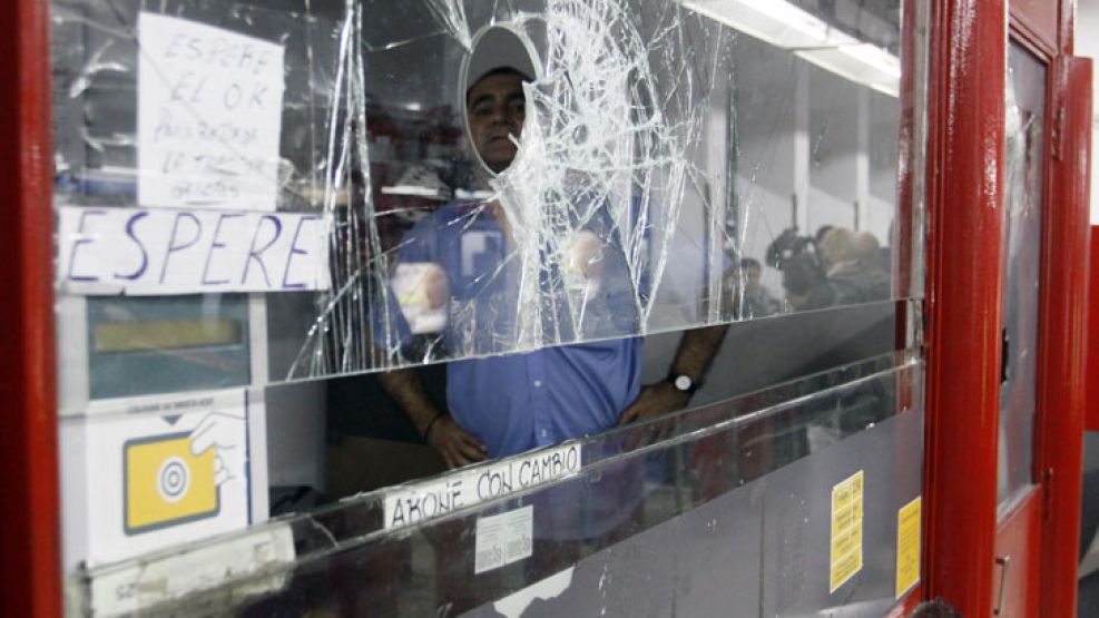 Los usuarios del subte provocaron destrozos tras otra mañana con demoras.