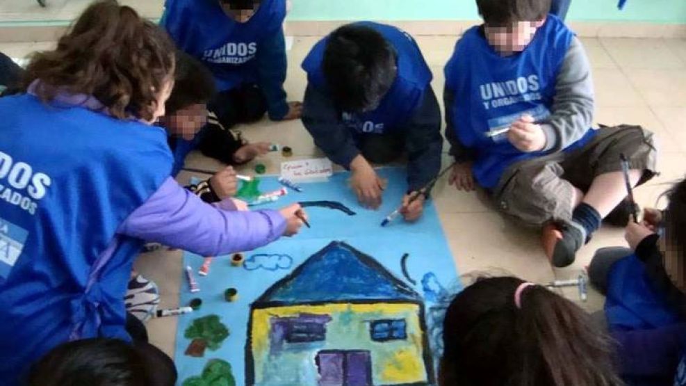 Menores con las pecheras de Unidos y Organizados.