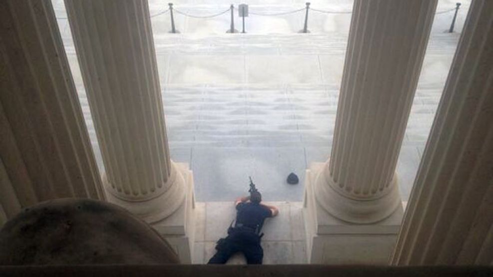 Testigos que estaban junto al edificio de la Corte Suprema, justo en frente del Capitolio, en Washington D.C., fueron urgidos por agentes a refugiarse en los tribunales.