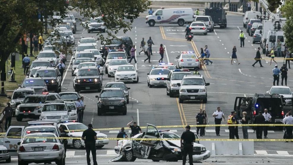 Testigos que estaban junto al edificio de la Corte Suprema, justo en frente del Capitolio, en Washington D.C., fueron urgidos por agentes a refugiarse en los tribunales.