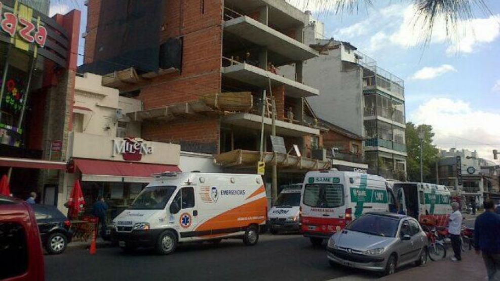 Una losa se desplomó en una obra ubicada en la calle Nueva York, entre Chivilcoy y Mercedes. 