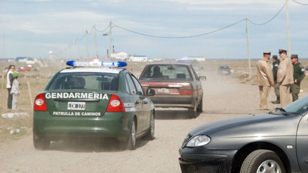 El secretario de Seguridad, Sergio Berni, encabezó operativos de Gendarmería, Prefectura y el Ejército para "convencer a los vecinos que abandonen los terrenos de la Armada.