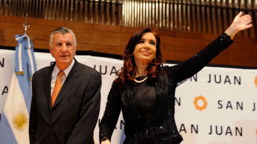 Junto al gobernador José Luis Gioja, la presidenta Cristina Fernández de Kirchner le dejó una sutileza al presidente uruguayo José "Pepe" Mujica.