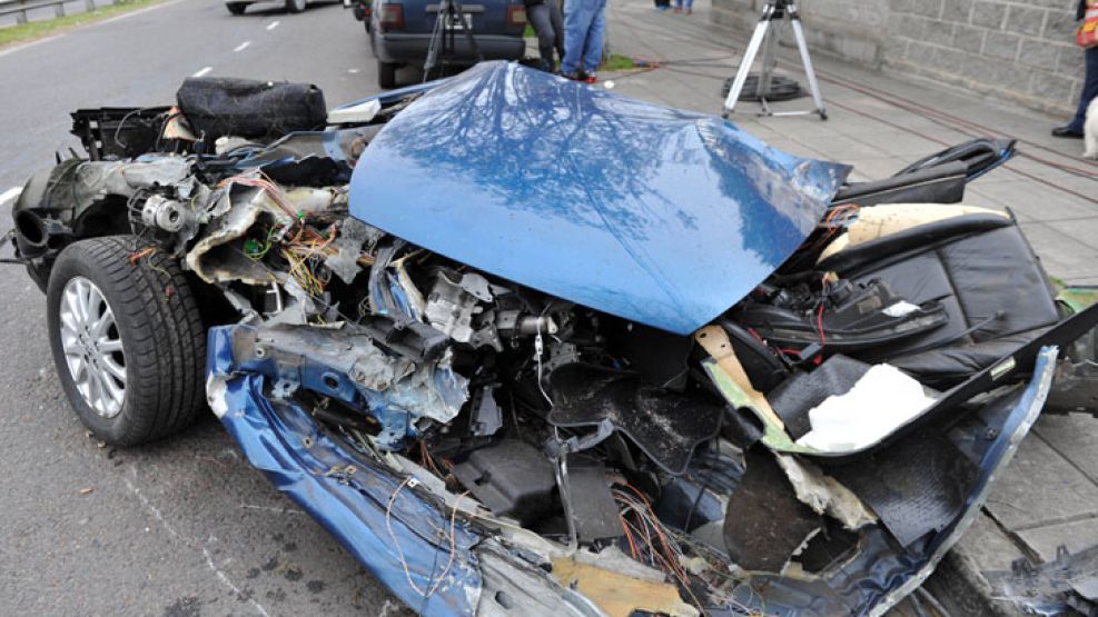 Destrozado. El Peugeot 607 tras impactar contra un árbol.