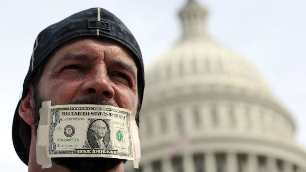 Dolar. Un norteamericano se opone al shutdown en Washington.