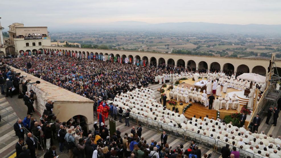 Es una experiencia religiosa. Jorge Bergoglio visitó ayer el pueblo en el que vivió Francisco de Asís. Fue recibido por una multitud que participó de la masiva misa que celebró el papa argentino a cie