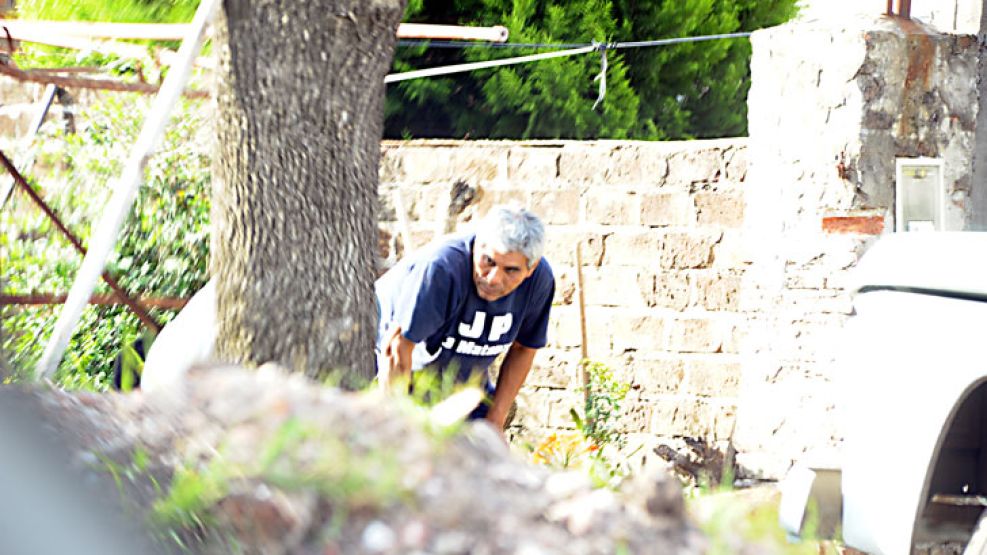 Gomez. En su casa, con la remera de la JP La Matanza.