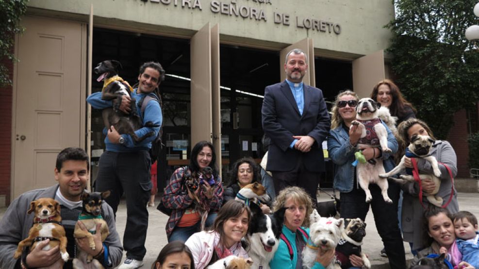 La iglesia sale a la calle. El sacerdote Claudio Bert se inspiró en la frase de Francisco para realizar la ceremonia con los fieles y sus mascotas.