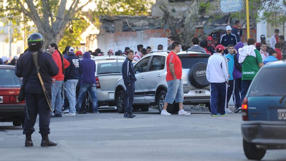 Se corta el aire en los alrededores del estadio, ayer por la tarde. La Policía temía un enfrentamiento, y suspendió el partido.