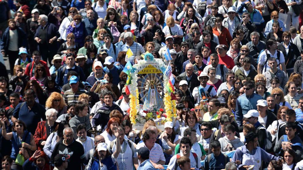 Una multitud partió desde la Iglesia de San Cayetano de Liniers, para dar inicio oficial a la tradicional peregrinación juvenil hacia la basílica de Luján. 