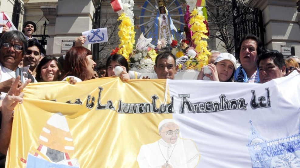 De Liniers partieron los peregrinos a cargo de la imagen de cabecera de la Virgen.