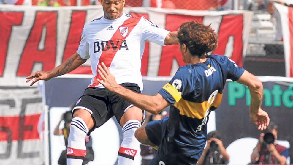 Empate. Sánchez y Schiavi, en el 2-2 del Torneo Inicial 2012.