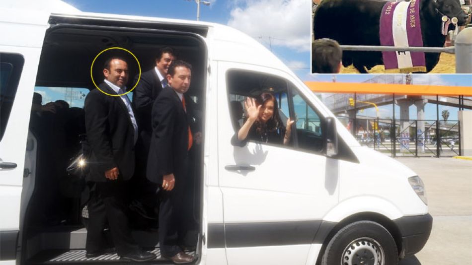 Alarcón, con la Presidenta, el viernes, en La Matanza. Jacinto es el toro campeón que le “regaló” una poderosa familia.