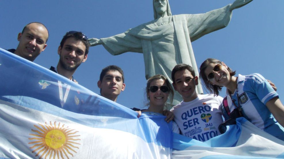 Brasil. Cada 100 pesos se cambian 38 reales. La devaluación del real podría haberles dado aire a los argentinos, pero el peso acompañó. Salvo en ciudades limítrofes, Brasil no acepta pesos. La cercaní