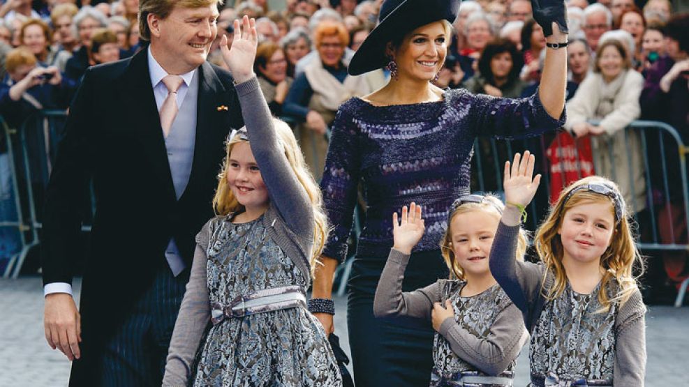 FAMILIA. Ayer, la pareja con sus tres hijas en la boda de Victoria Cservenyak y Jaime de Borbón.