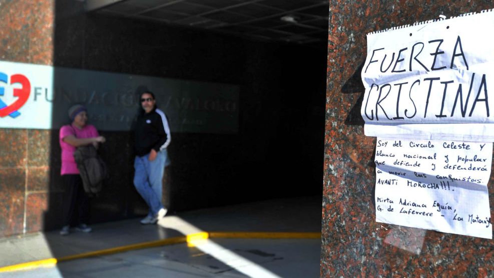 Las guardias de periodistas cubren las entradas del edificio sobre la Avenida Belgrano y sobre la calle Venezuela al 1749.