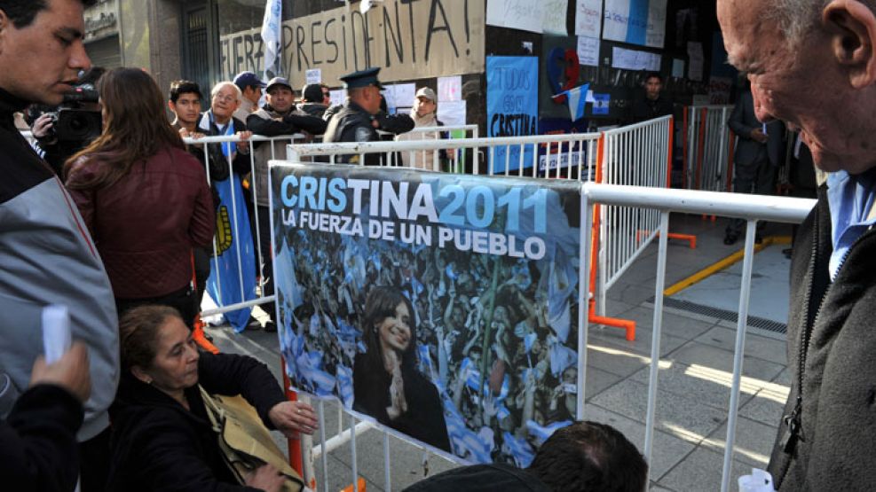 Los militantes se apostaron en la Fundación Favaloro, en el barrio porteño de Monserrat, a la espera de novedades sobre la salud de CFK. 