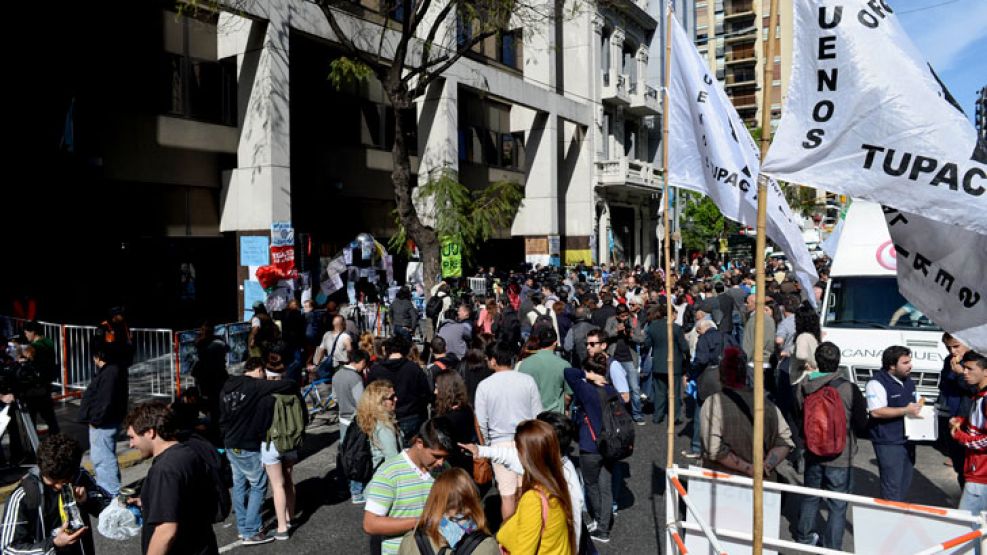 Muestras de apoyo para Cristina en las puertas de la Fundación Favaloro.