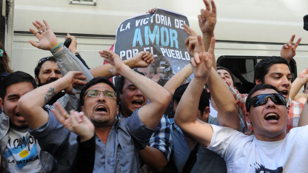 Los militantes kirchneristas abuchearon a Jorge Lanata cuando se retiró, en ambulancia, de la Fundación Favaloro.